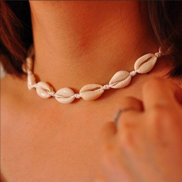 New Women’s cowrie shell choker necklace Seashell Boho Chic Handcrafted tie - Picture 1 of 2